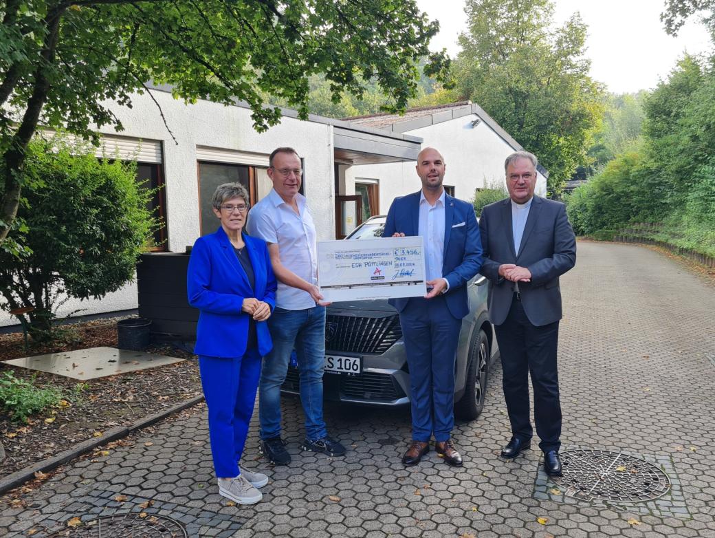 Symbolische Scheckübergabe an Frau Kramp-Karrenbauer von der ESH Püttlingen
