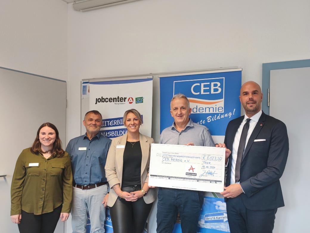 Symbolische Scheckübergabe bei der CEB Merzig