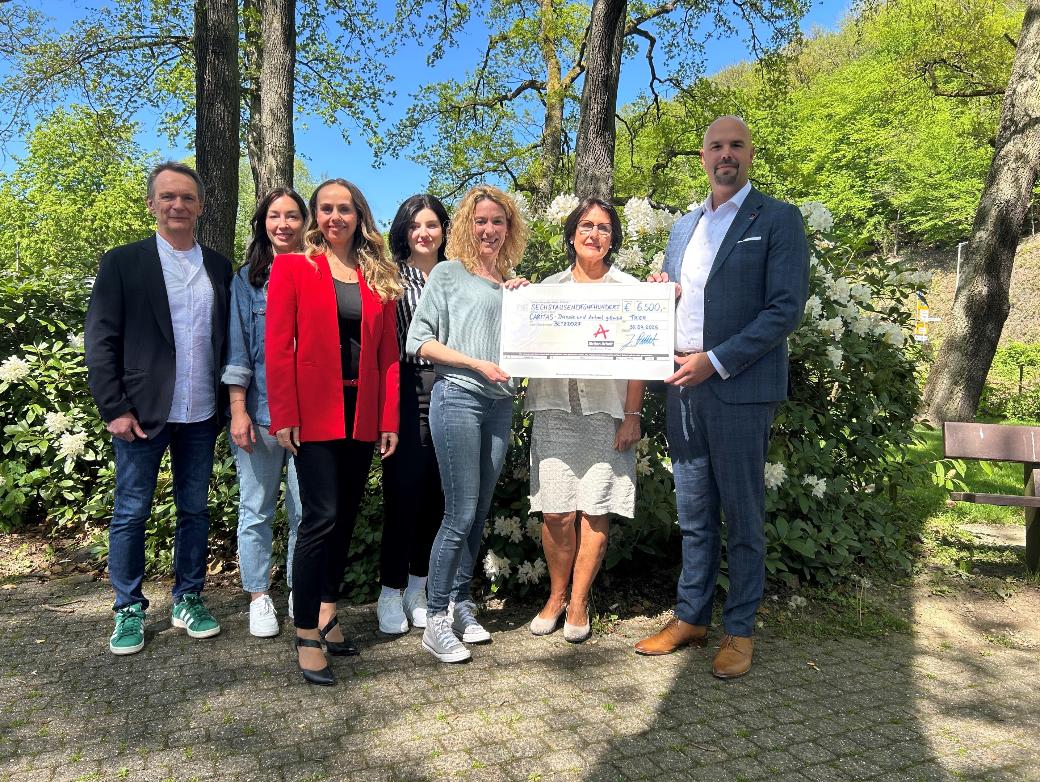Symbolische Scheckübergabe beim Caritasverband Betzdorf