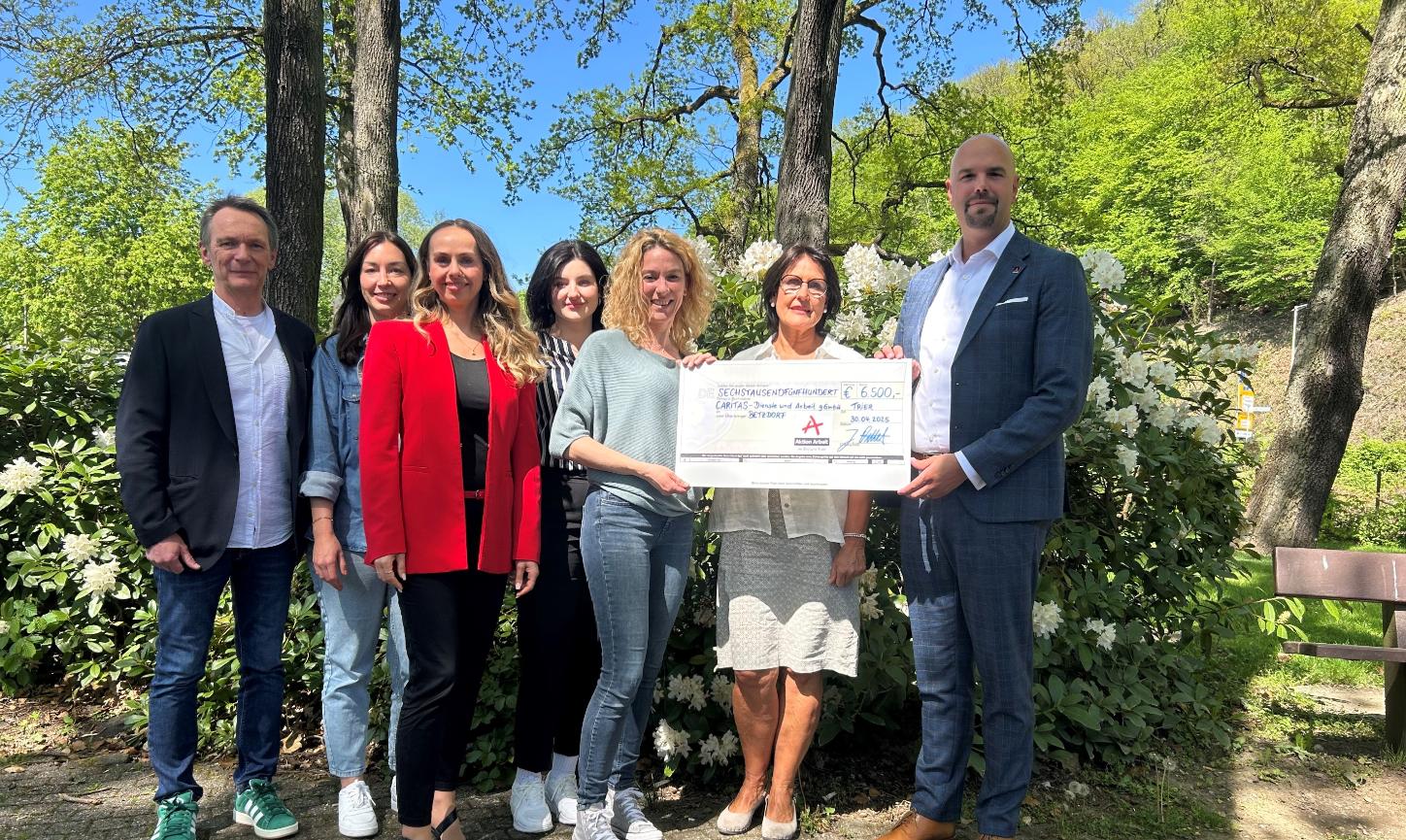 Symbolische Scheckübergabe beim Caritasverband Betzdorf