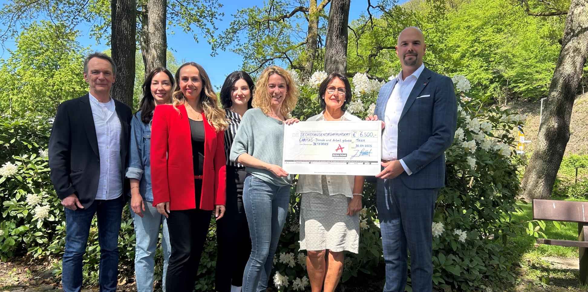 Symbolische Scheckübergabe beim Caritasverband Betzdorf