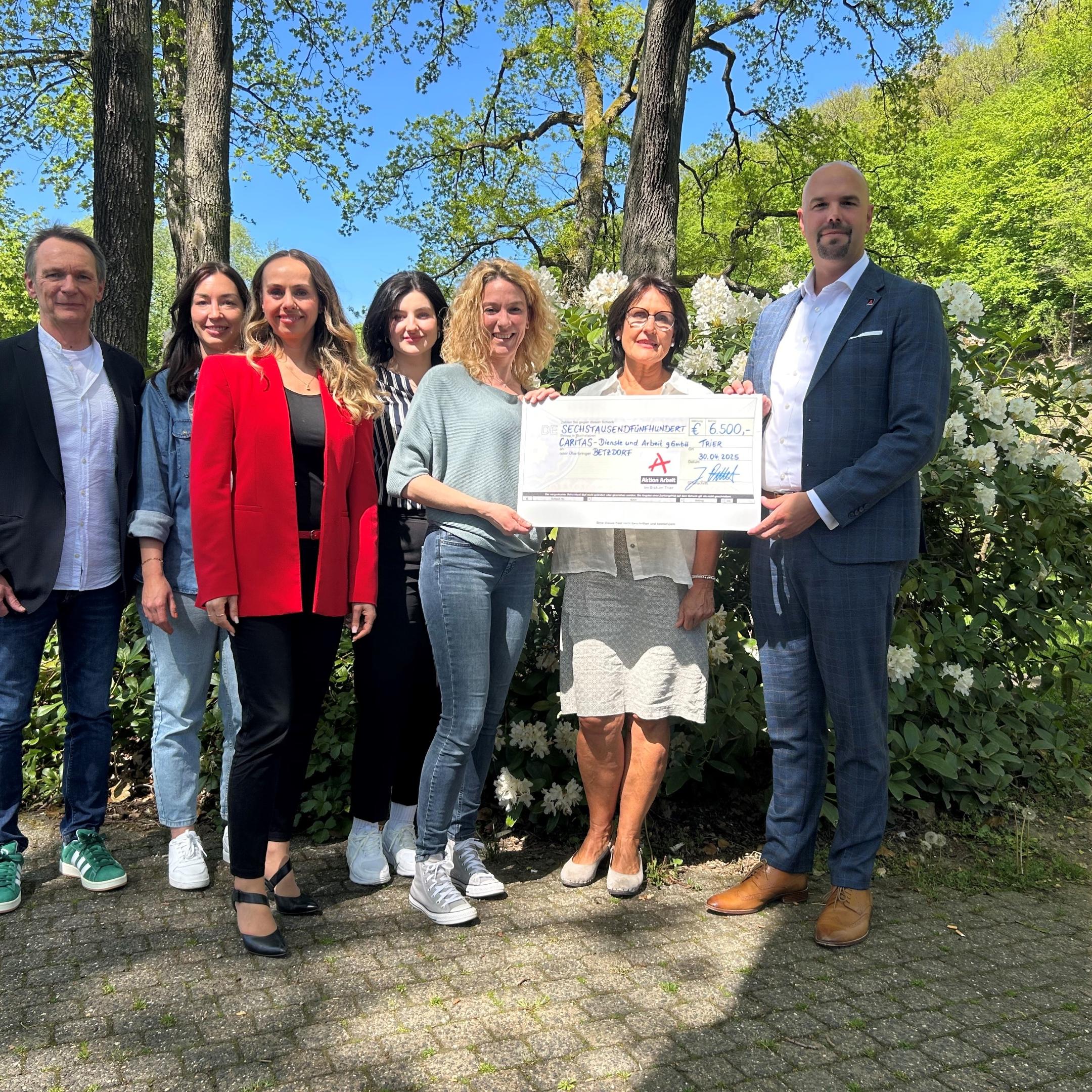 Symbolische Scheckübergabe beim Caritasverband Betzdorf