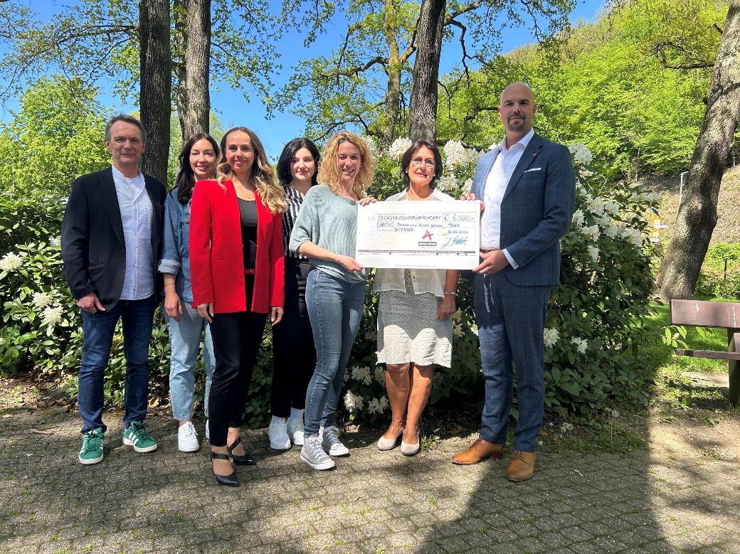 Symbolische Scheckübergabe beim Caritasverband Betzdorf