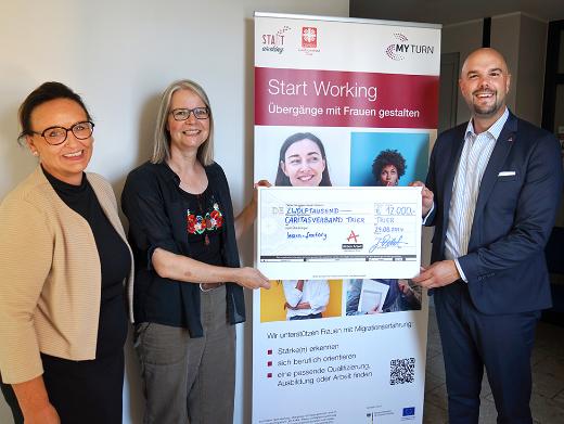 Symbolische Scheckübergabe bei der Learn-Factory (Caritasverband Trier)