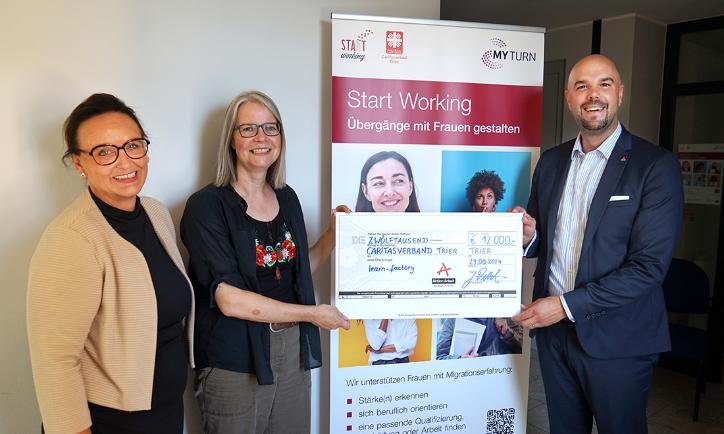 Symbolische Scheckübergabe bei der Learn-Factory (Caritasverband Trier)