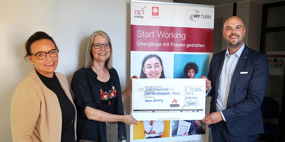 Symbolische Scheckübergabe bei der Learn-Factory (Caritasverband Trier)