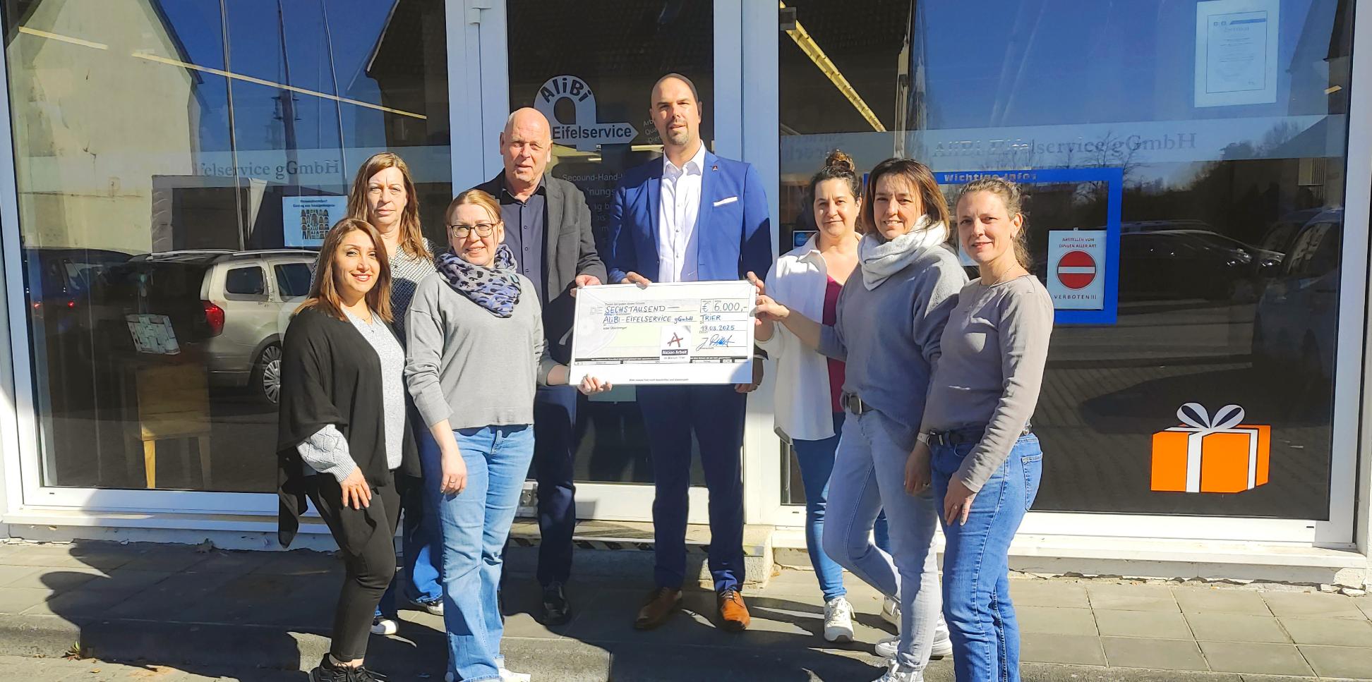 Symbolische Scheckübergabe beim AliBi-Eifelservice Bitburg