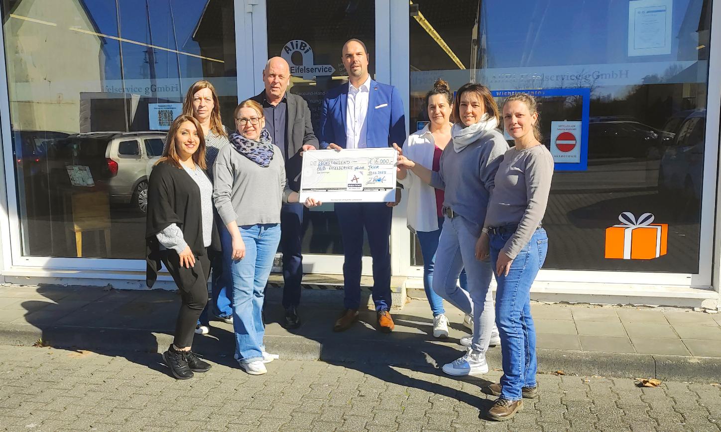 Symbolische Scheckübergabe beim AliBi-Eifelservice Bitburg