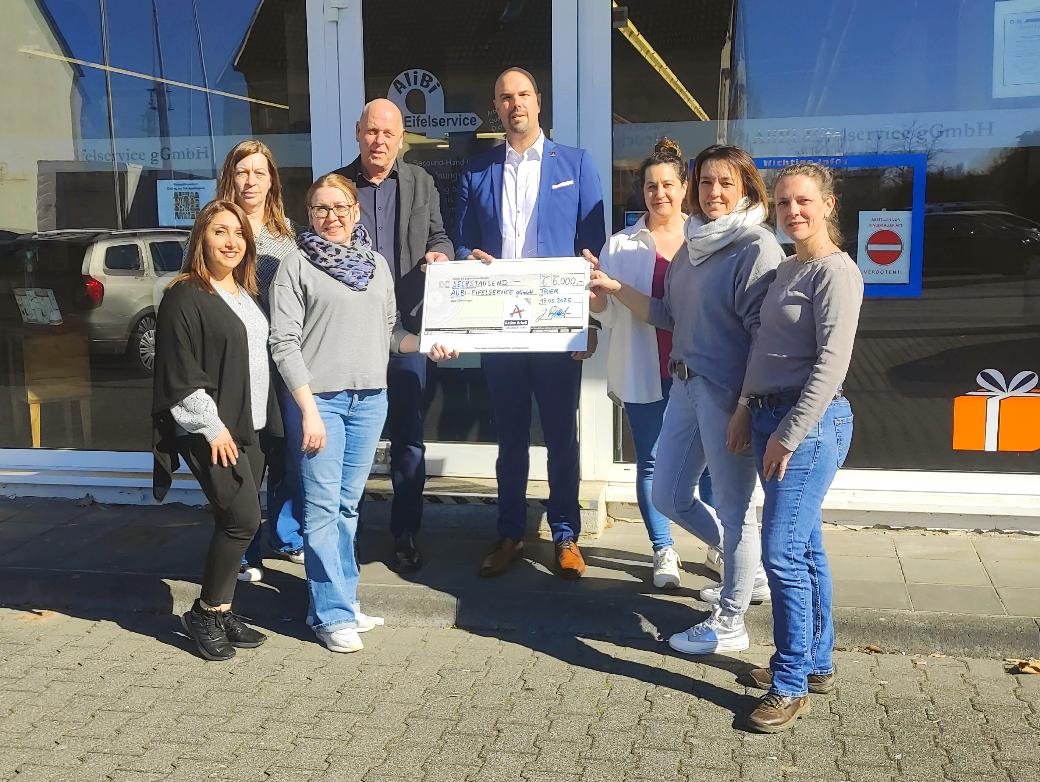 Symbolische Scheckübergabe beim AliBi-Eifelservice Bitburg
