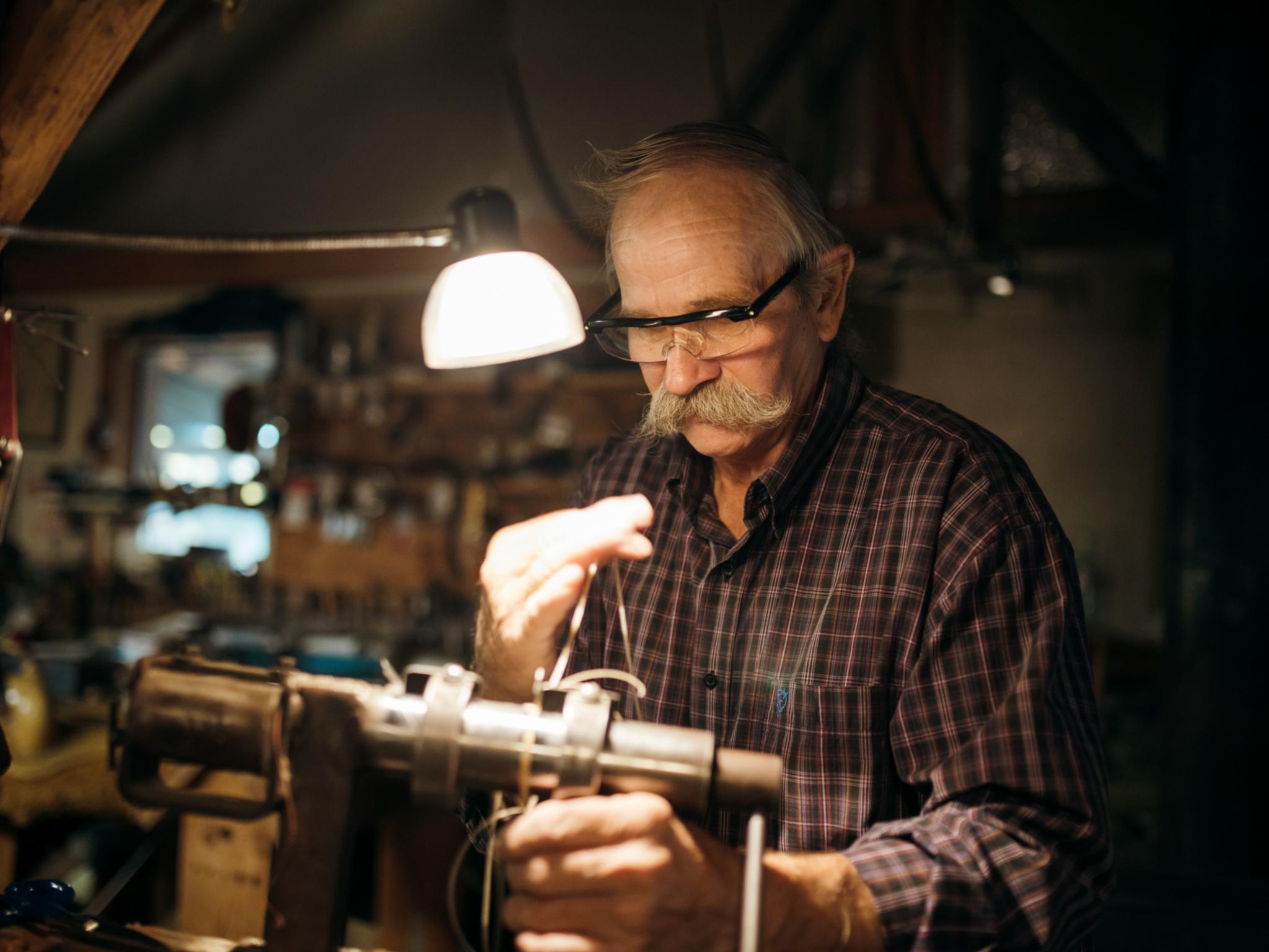 alter Mann bei der Arbeit