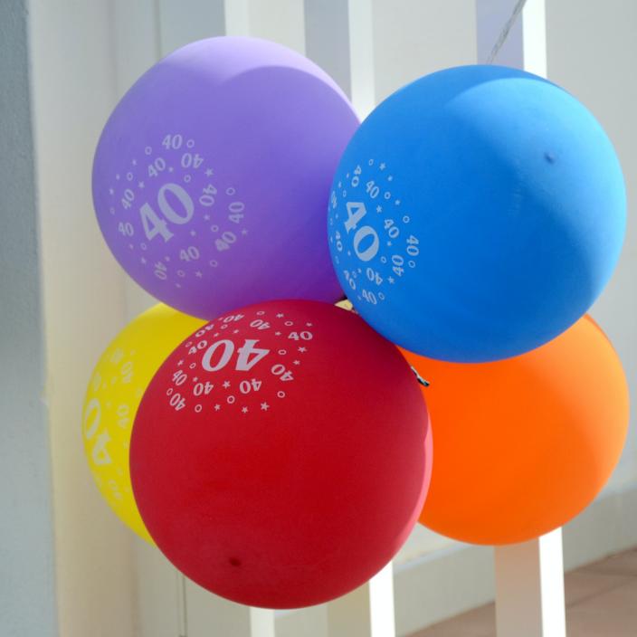 bunte Ballons mit der Zahl 40