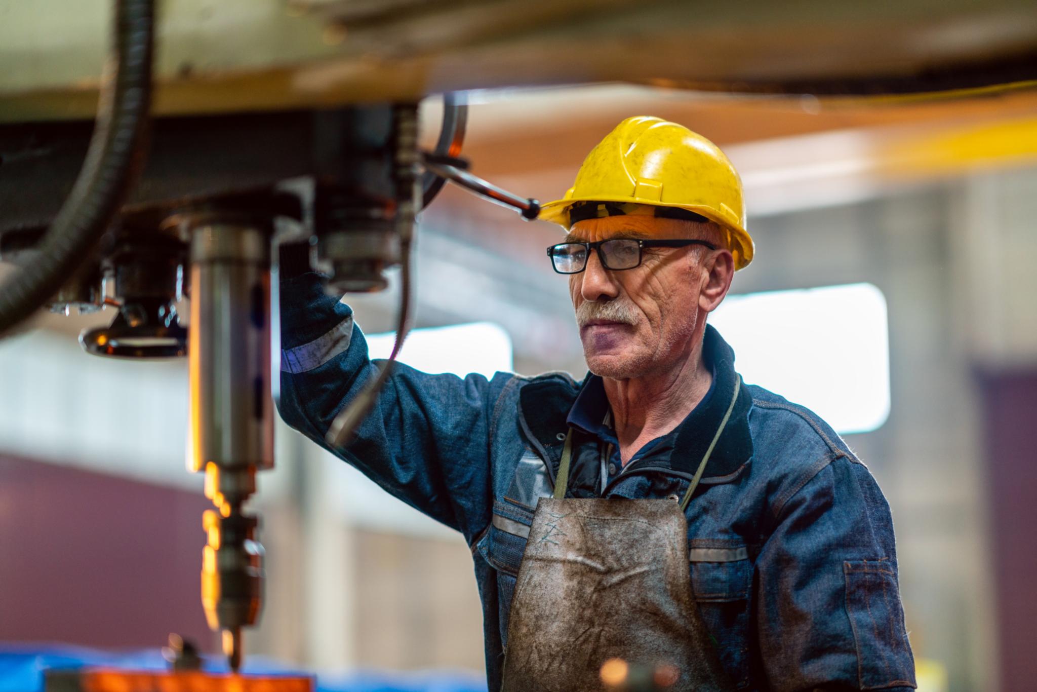 Arbeiter in der Werkstatt am Bohrer