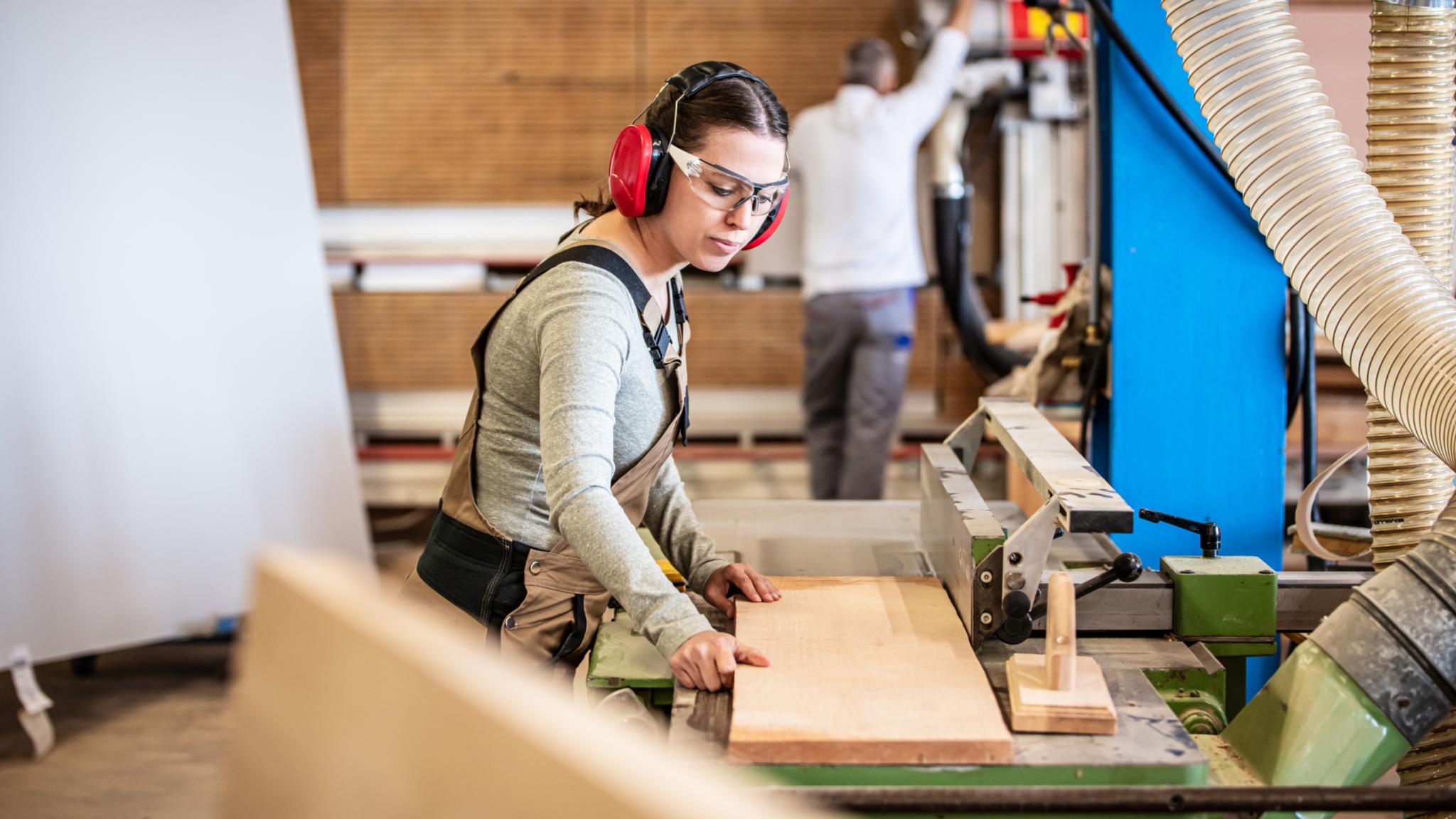 Tischlerin bei der Arbeit