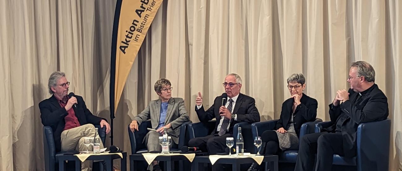 Bei der Fachtagung diskutierte Stefan Weinert (links) mit Annegret Kramp-Karrenbauer, DIHK-Präsident Peter Adrian, Geschäftsführerin der Regionaldirektion der Bundesagentur für Arbeit Heidrun Schulz und Domkapitular Hans Günther Ullrich (v.l.) (c) Anja Kernig/BIP Saar Bei der Fachtagung diskutierte Stefan Weinert (links) mit Annegret Kramp-Karrenbauer, DIHK-Präsident Peter Adrian, Geschäftsführerin der Regionaldirektion der Bundesagentur für Arbeit Heidrun Schulz und Domkapitular Hans Günther Ullrich (v.l.)