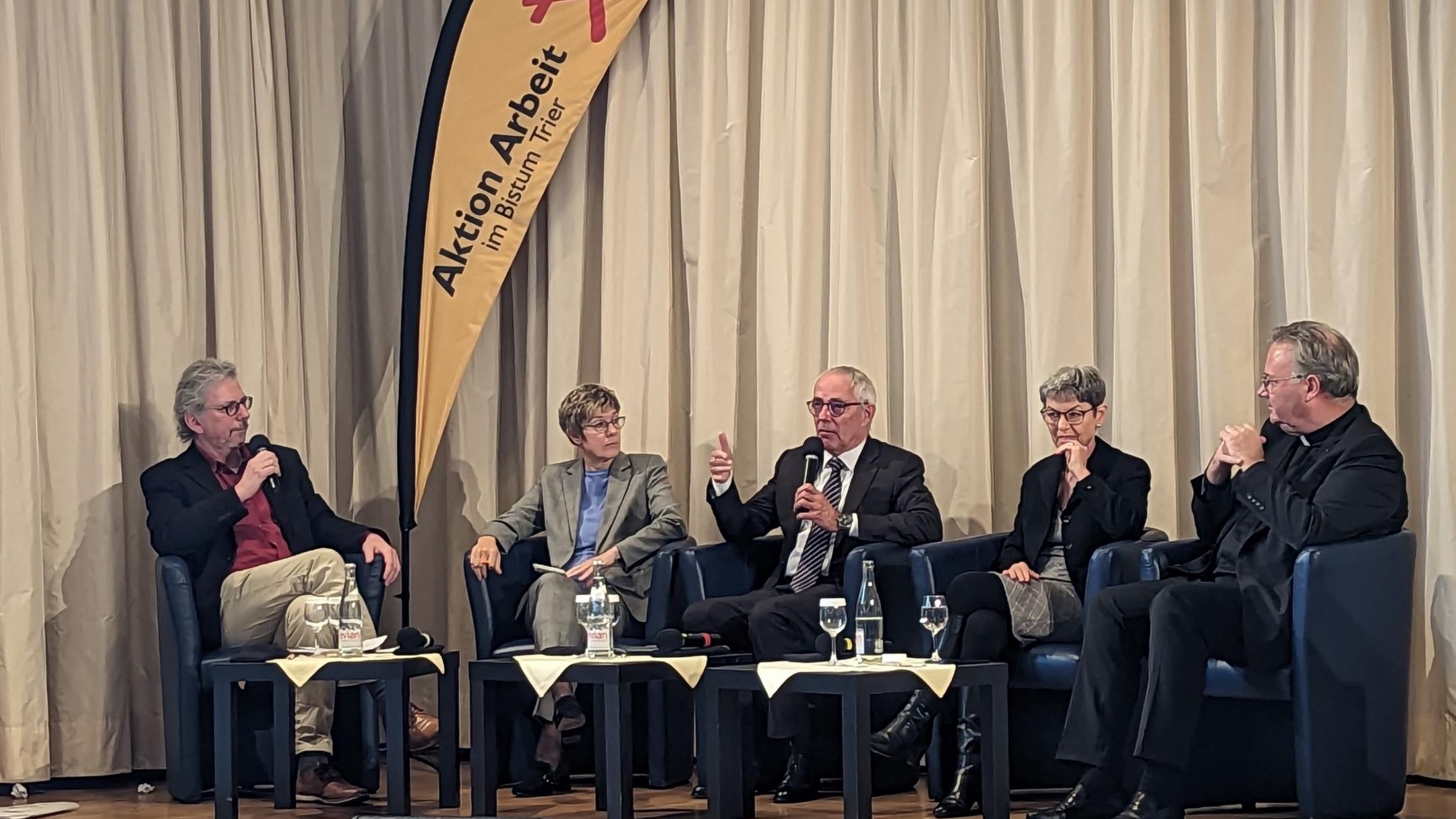 Bei der Fachtagung diskutierte Stefan Weinert (links) mit Annegret Kramp-Karrenbauer, DIHK-Präsident Peter Adrian, Geschäftsführerin der Regionaldirektion der Bundesagentur für Arbeit Heidrun Schulz und Domkapitular Hans Günther Ullrich (v.l.)