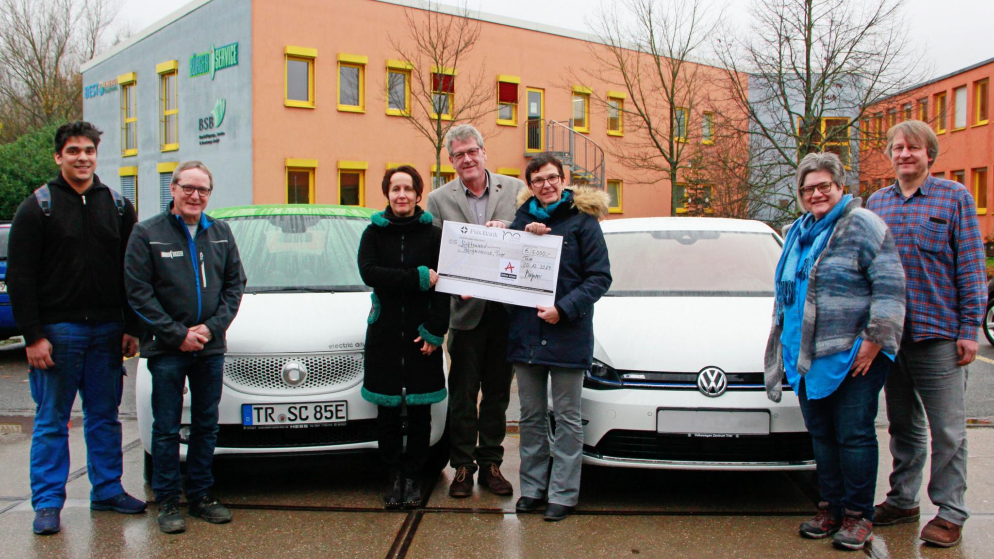 Scheckübergabe an Team von Bürgerservice: (v. links) Jackie Arora, Rudolf Weber, Monika Berger, Gregor Schäfer, Andrea Steyven (Aktion Arbeit), Kerstin Kirch, Martin Müller