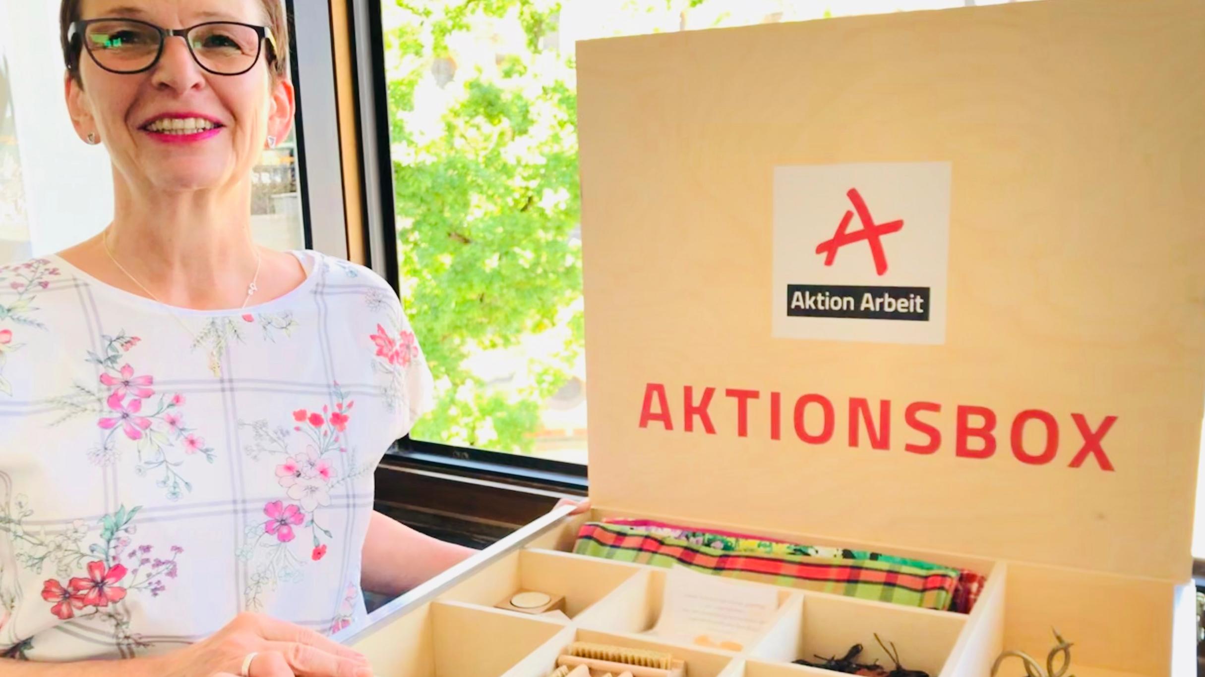 Geschäftsführerin Andrea Steyven zeigt die Aktionsbox