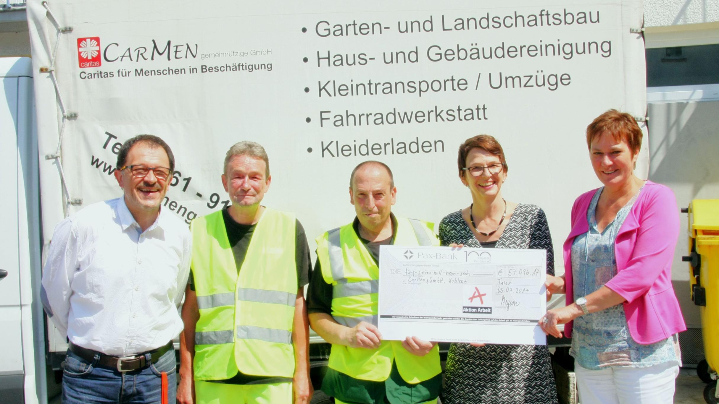 Die Direktorin des Caritasverbands Koblenz Martina Best-Liesenfeld (rechts) und der Geschäftsführer von CarMen Hermann Trapp (links) freuen sich über die Förderung der Aktion Arbeit, den die Geschäftsführerin Andrea Steyven in Form eines Schecks übergibt.