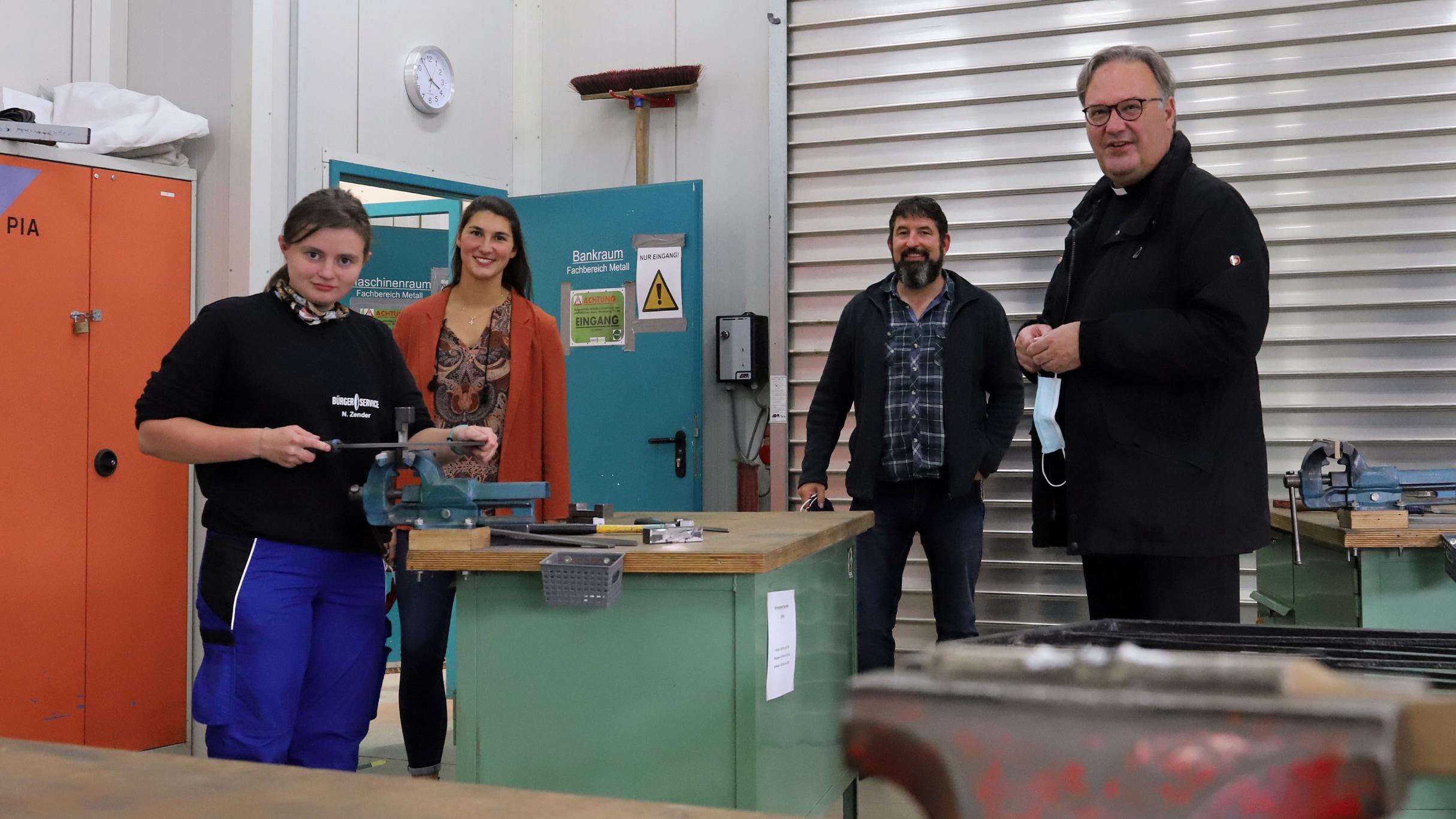 V.l.n.r.: Nena Zender (im 2. Lehrjahr zur Fachkraft für Metalltechnik), Psychologin Luisa Birkel, Werkstattleiter Christian Glessner und Dr. Hans Günther Ullrich (Bischöflicher Beauftragter für die Aktion Arbeit). Foto: Bistum Trier/I. Hülpes