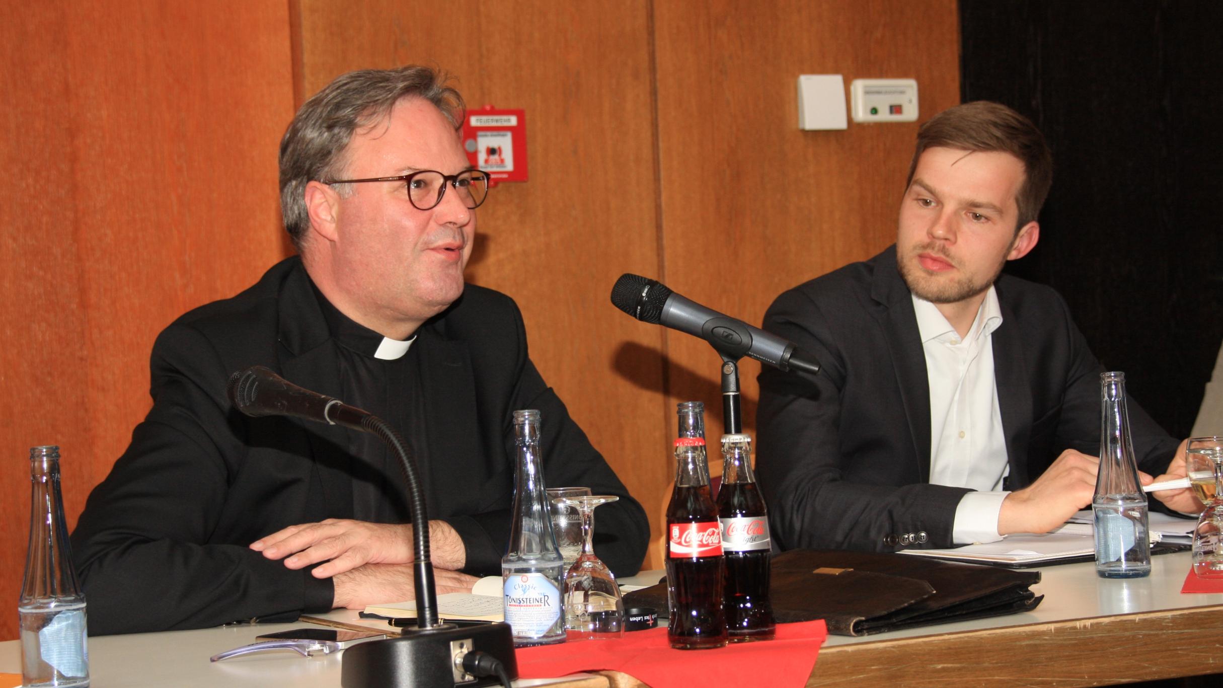Domvikar Dr. Hans Günther Ullrich (li.) und Tim Obermeiervom Institut für Sozialpolitik und Arbeitsmarktforschung der Hochschule Koblenz