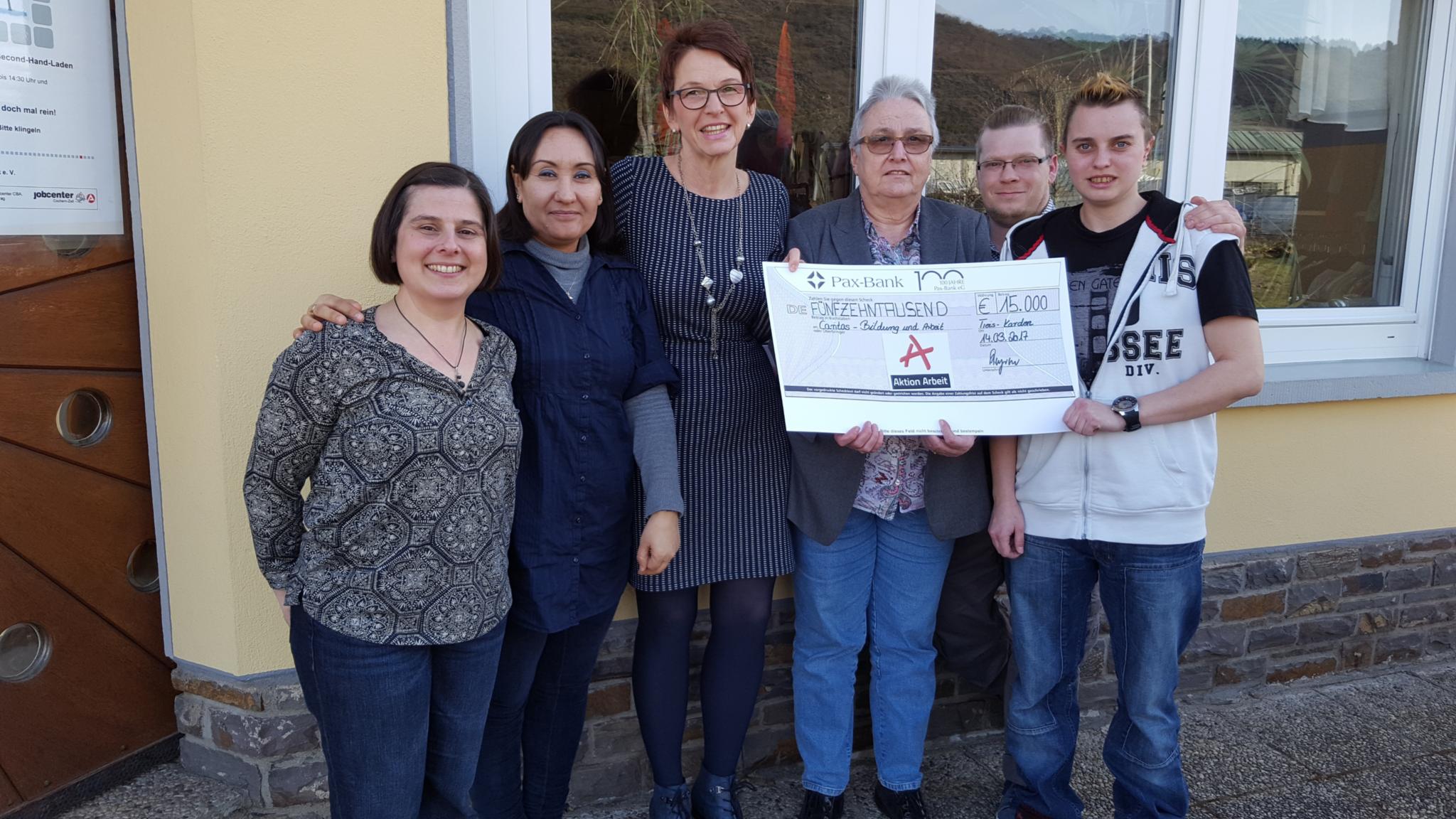 Die Geschäftsführerin der „Aktion Arbeit“ Andrea Steyven (Dritte v. links) überreicht der Caritasdirektorin Katy Schug (Dritte v. rechts) und dem Verkaufsteam der „Mode-Oase“ mit der sozialpädagogischen Leiterin Ira Gerhartz (links) einen Scheck über 15.000 Euro.