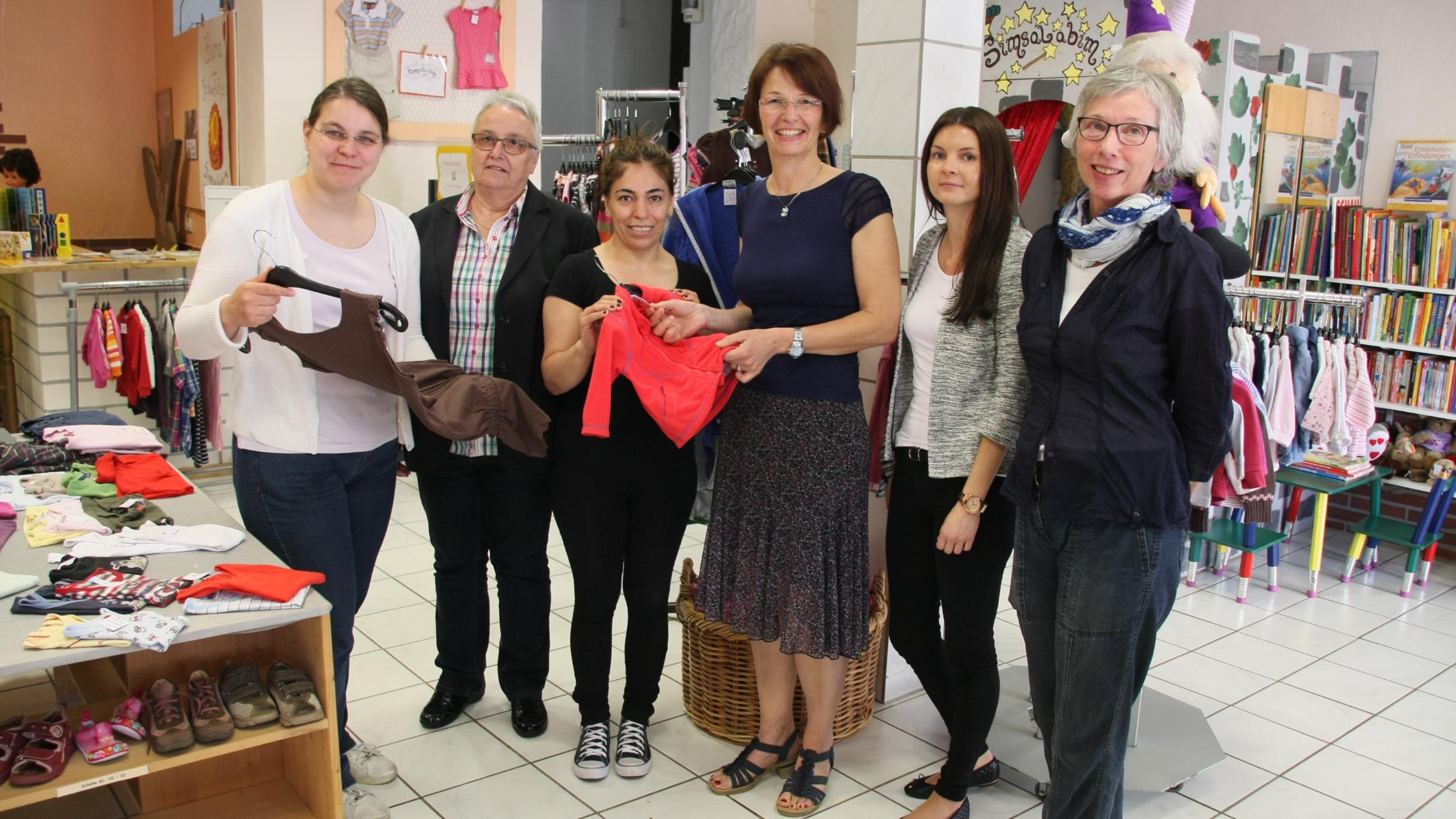 Sindy Baumert, Caritasdirektorin Katy Schug, Farzaneh Molazadeh, Andrea Steyven von der Aktion Arbeit, Sozialpädagogische Leiterin Miriam Meurer und Projektleiterin Ulrike Jung-Ristic werben dafür, dass das 'Simsalabim' seine gute Arbeit fortsetzen kann.