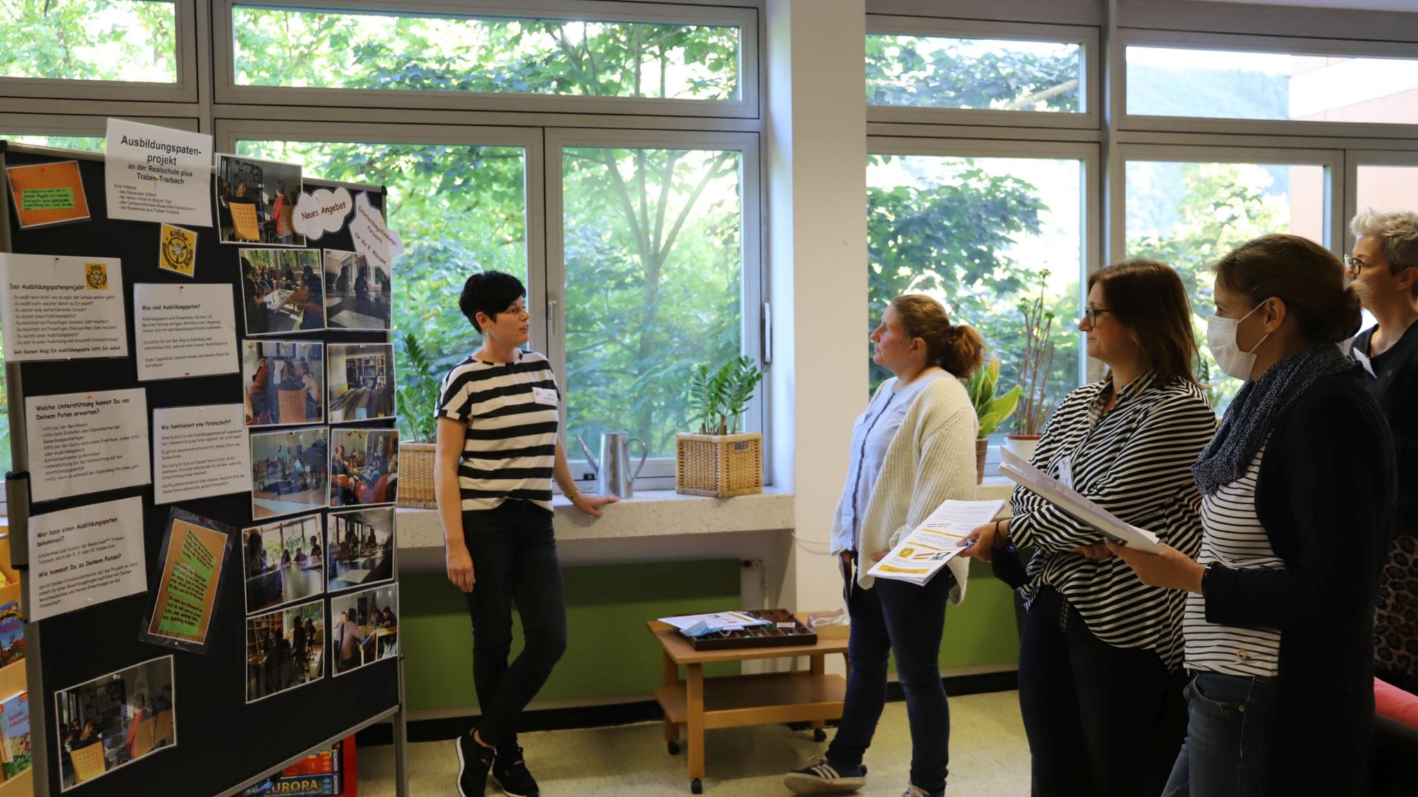 Projektkoordinatorin Silke Heiseler (li.) erläutert den Teilnehmerinnen und Teilnehmern der Multiplikatoren-Schulung das Konzept des Parcours. (Foto: Inge Hülpes/Bistum Trier)