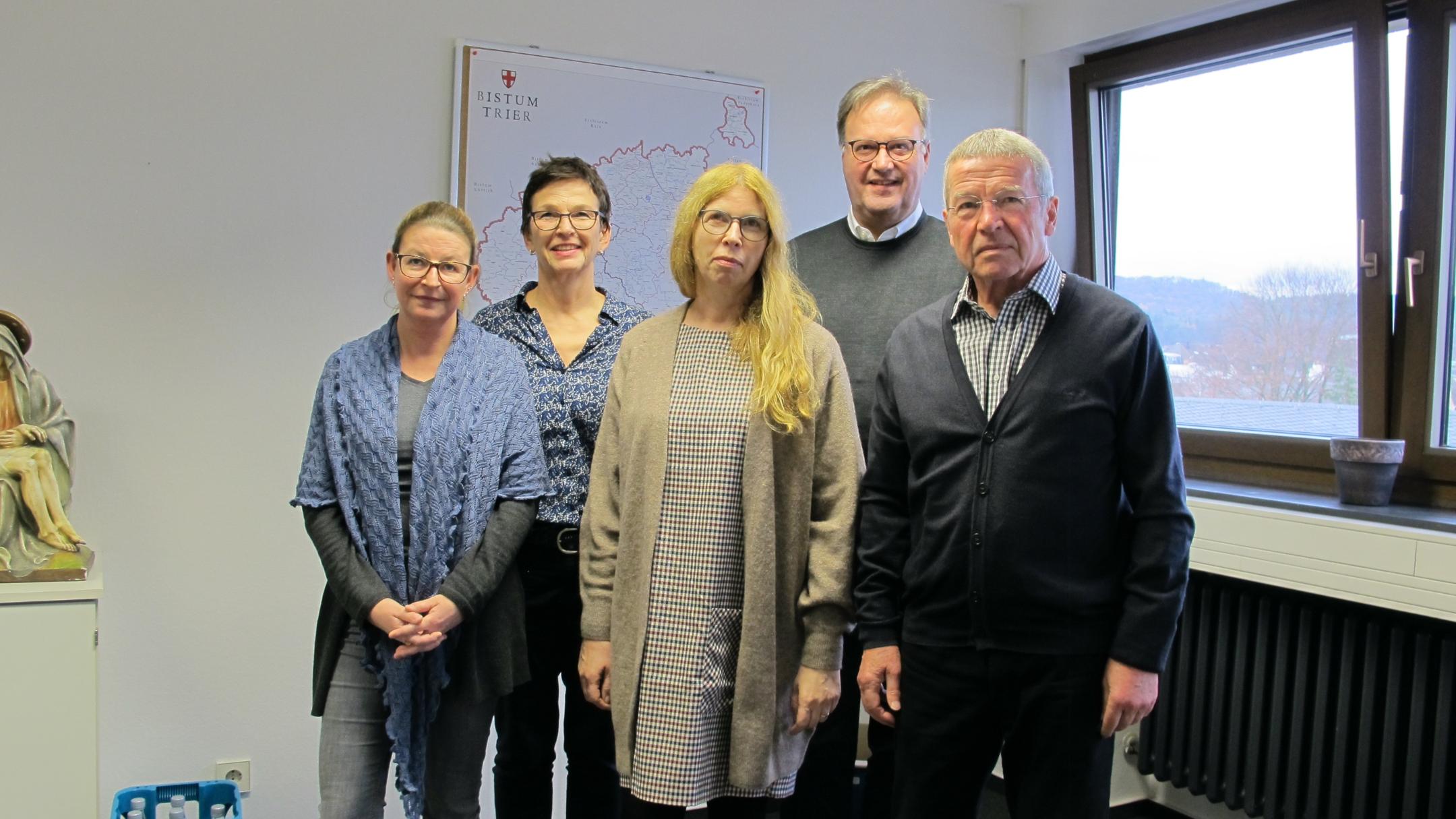 Der Vergabeausschuss der Aktion Arbeit. Von links: Susanne Kramer, Dekanatsreferentin in Merzig, Andrea Steyven, Geschäftsführerin der Aktion Arbeit, Dr. Martina Messan, Referentin für Grundsatzfragen und Arbeitsmarktpolitik im Diözesanen Caritasverband, Domvikar Dr. Hans Günther Ullrich, Bischöflicher Beauftragter für die Aktion Arbeit und Karl-Heinz Ney, Vorsitzender der Trierer Initiative für Arbeitslose (TINA e.V.).