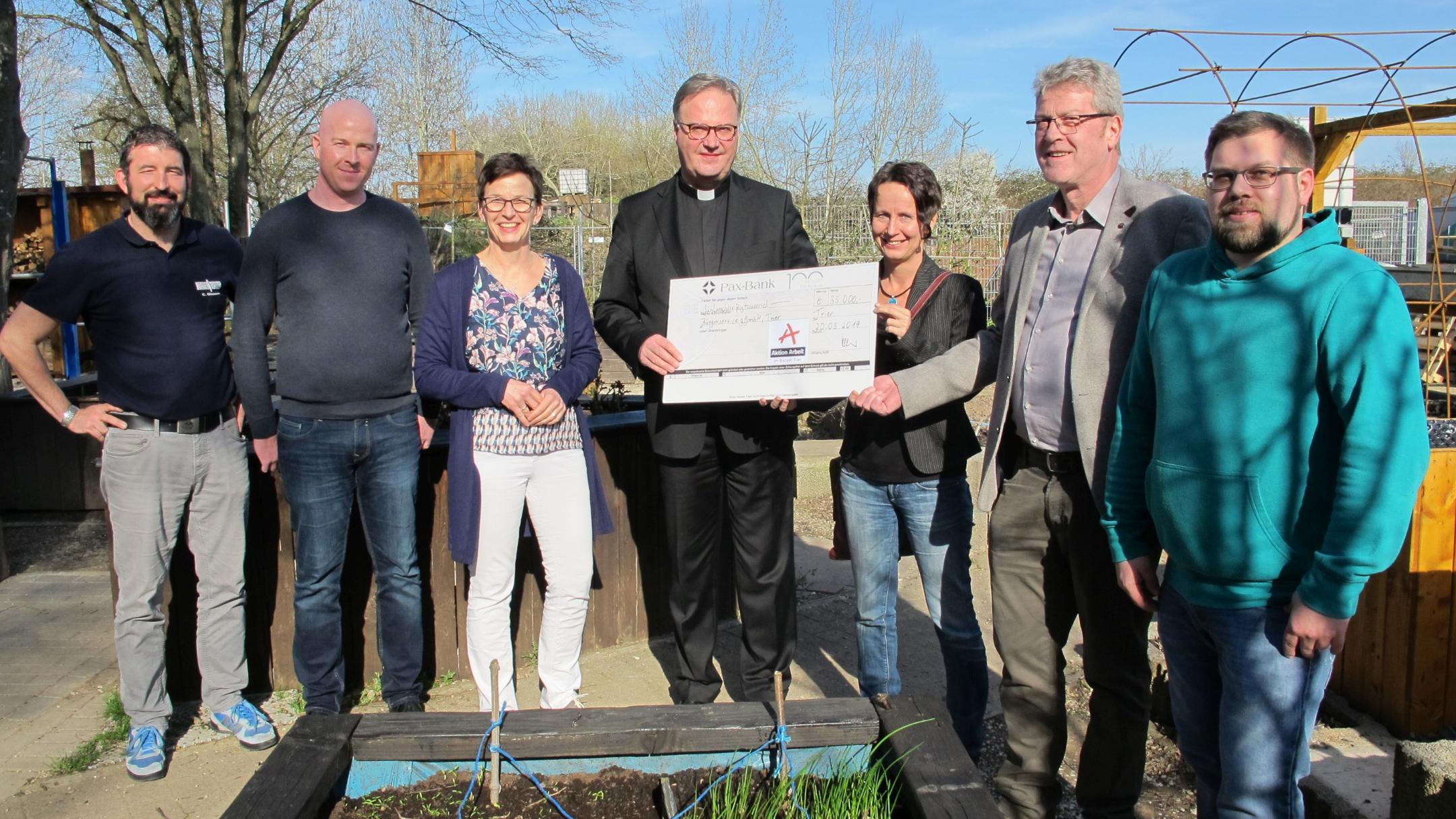 von links: Christian Glessner (Werkstattleiter), Maurice Settinger (Bürgerservice, Projektleiter Langzeitarbeitslosenprojekte), Andrea Steyven (Geschäftsführerin Aktion Arbeit), Domvikar Dr. Hans Günther Ullrich (Bischöflicher Beauftragter für die Aktion Arbeit), Monika Berger (Bürgerservice, Geschäftsleitung Arbeitsmarktdienstleistungen), Gregor Schäfer (Geschäftsführer des Bürgerservice), Ralf Müller (ehemaliger Teilnehmer, heute Mitarbeiter beim Bürgerservice)