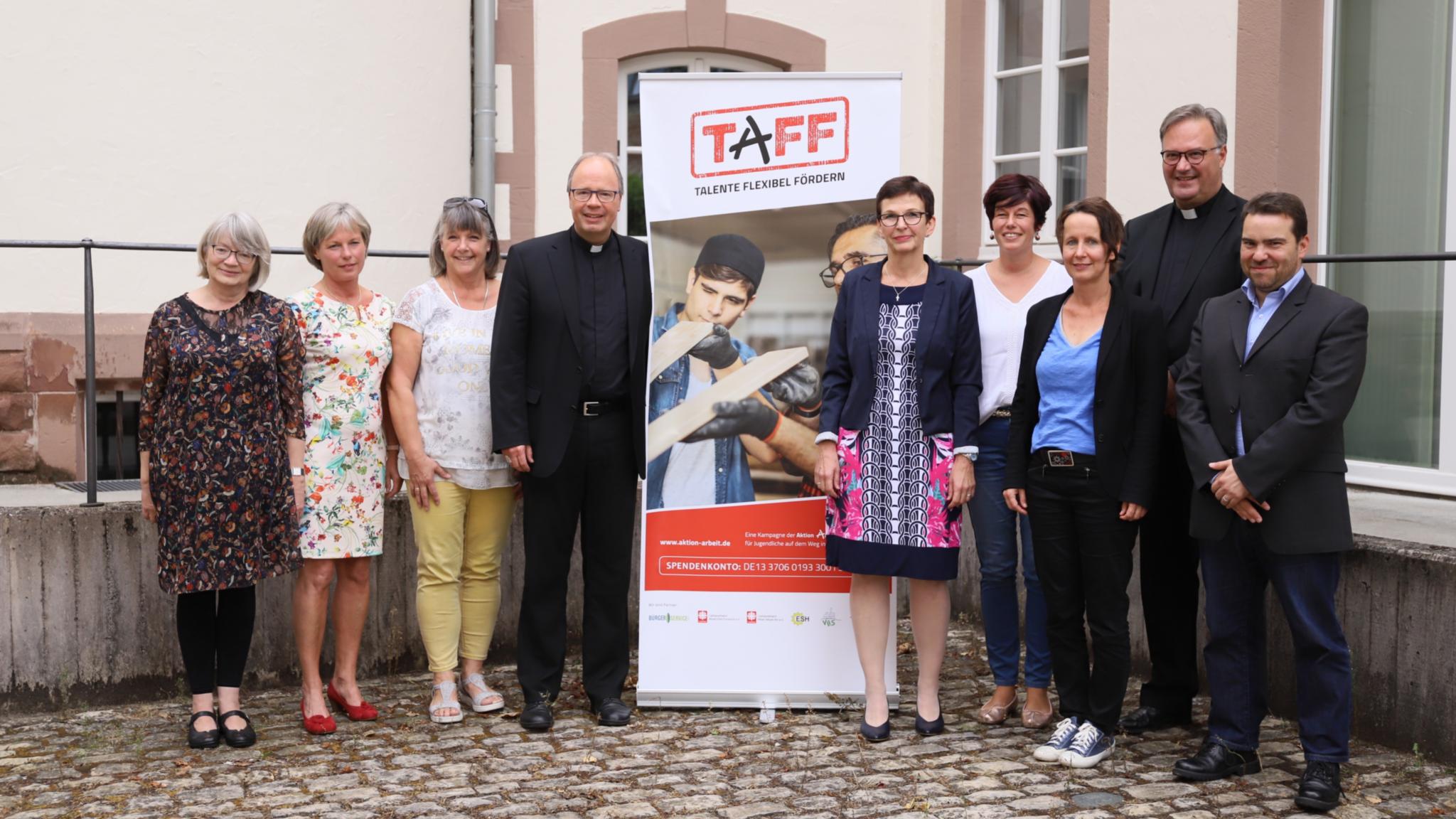 Sabine Bollhorst, Petra Margies, Gaby Meurer, Bischof Dr. Stephan Ackermann, Andrea Steyven, Silke Heiseler, Monika Berger, Dr. Hans Günther Ullrich und Stefan Minning (vlnr). (Fotos: I. Hülpes/Bistum Trier)