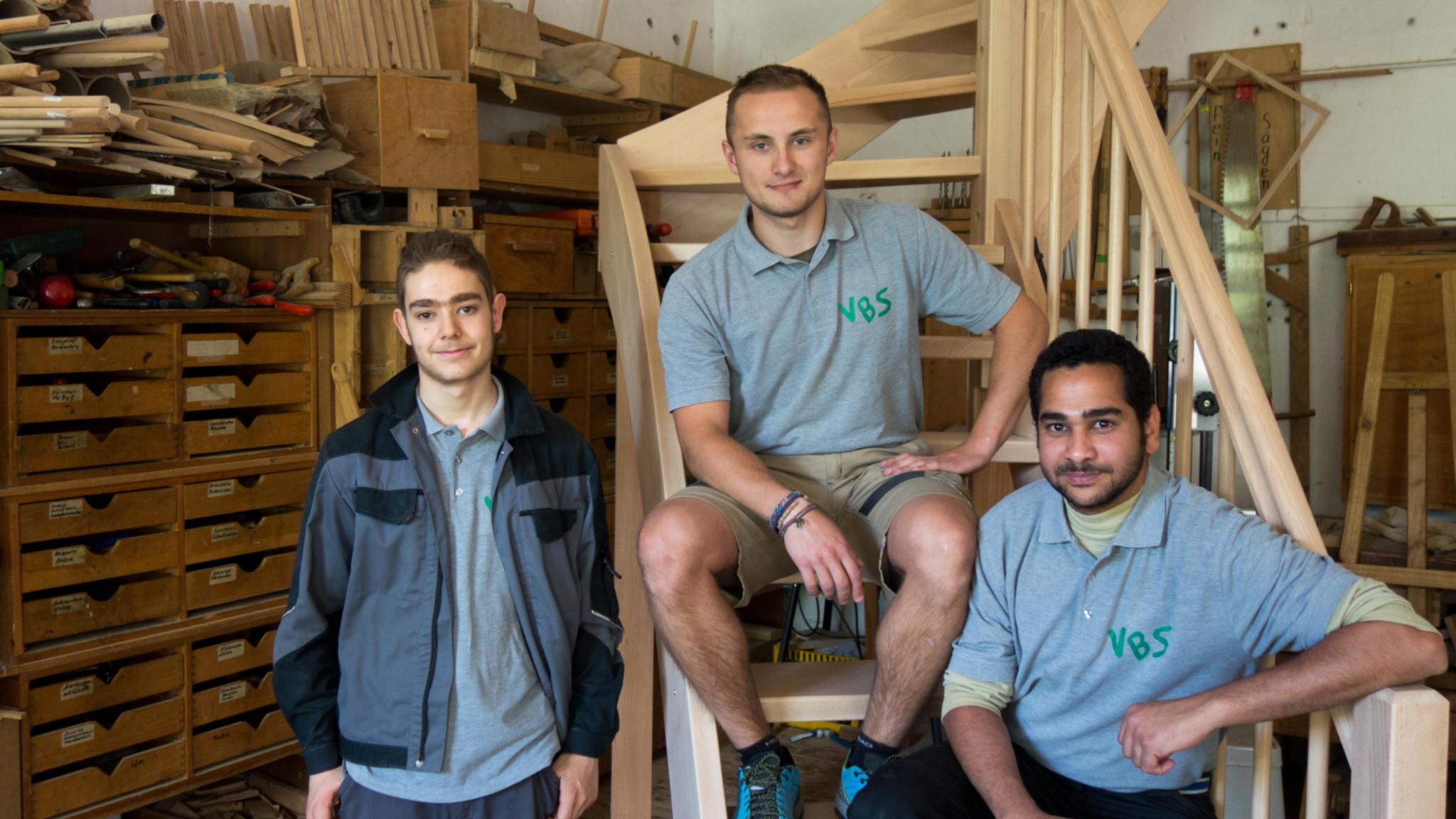 Marlon ist noch Azubi, während Karl und Magdi ihre Ausbildung erfolgreich absolivert haben (v.l.n.r.)