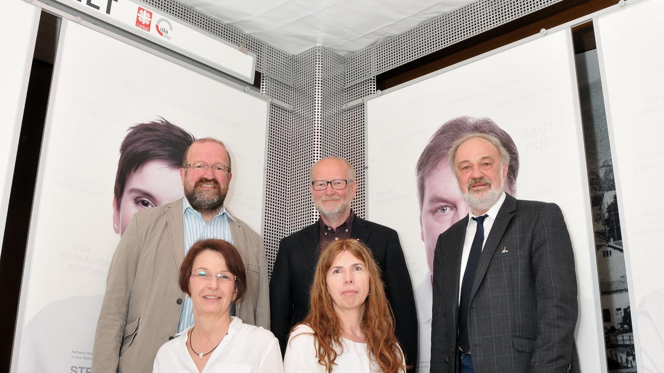 Andrea Steyven (Aktion Arbeit), Martina Messan (Diözesancaritasverband), Bernd Wagener (Caritasrat) Dr. Hans-Jürgen Marcus (Caritasdirektor Diözese Hildesheim) und Rudolf Düber (Caritasdirektor Caritasverband Rhein-Wied-Sieg) v.l., machen sich stark dafür, dass Langzeitarbeitslose nicht ausgegrenzt werden.