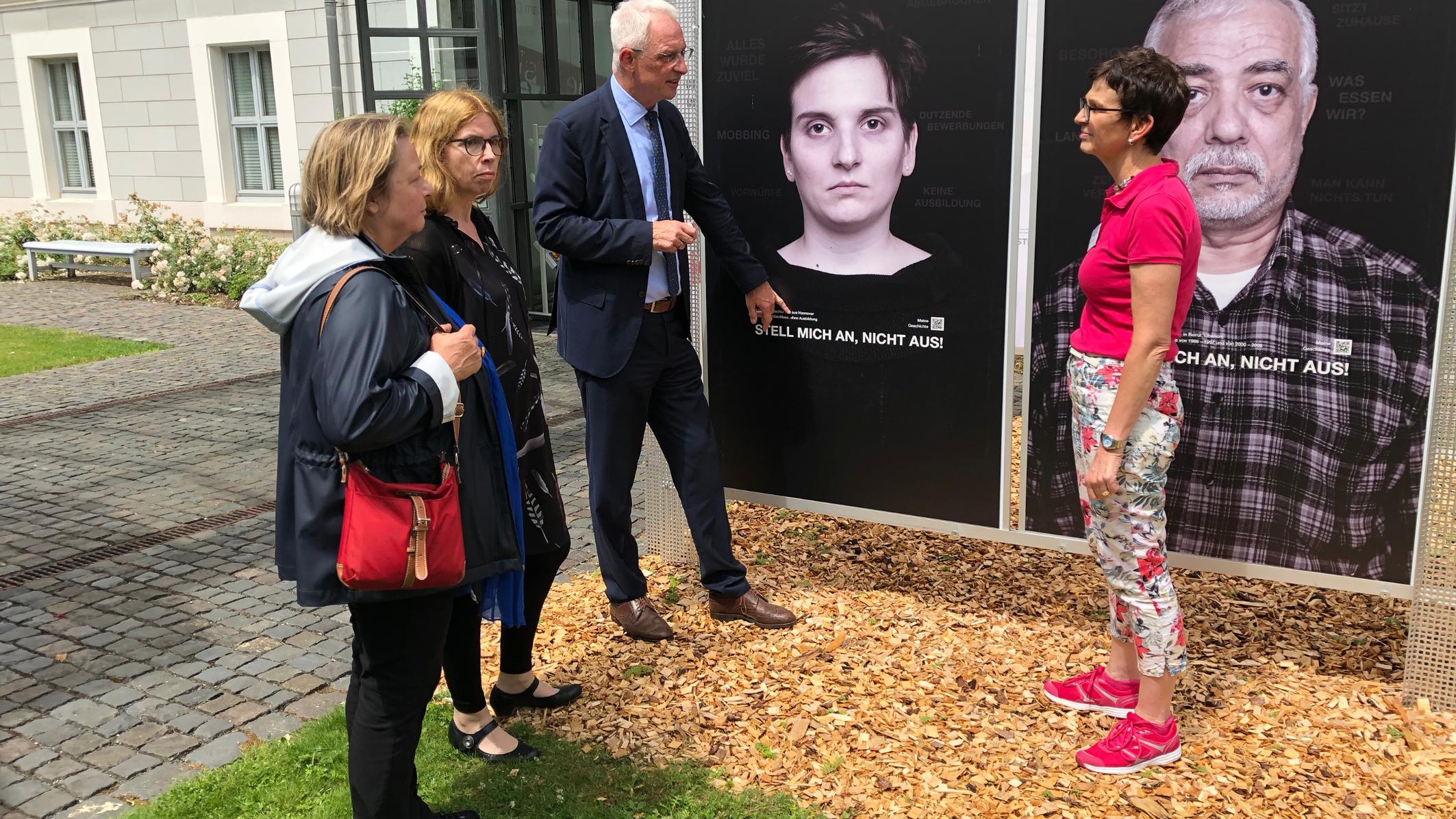Oberbürgermeister Wolfram Leibe lässt sich von und Aktion-Arbeit-Geschäftsführerin Andrea Steyven (rechts) sowie von den Kolleginnen Renate Heineck (Quartiersmanagement der Caritas in Trier West), Martina Messan (Caritas) (v.l.) deren Beitrag zum „Aktionsbündnis Aktiv gegen Armut“ erklären.