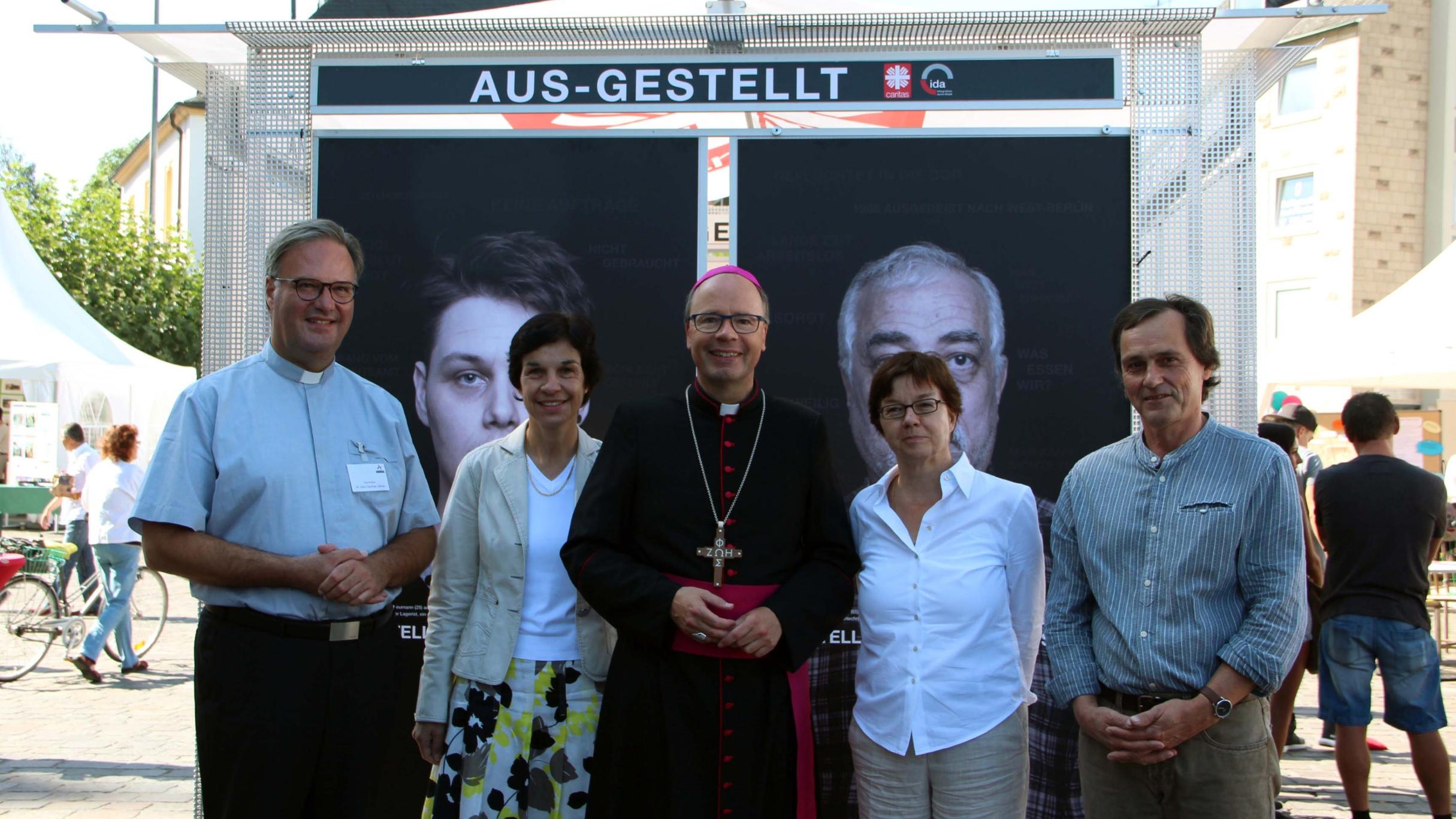 Vor der Ausstellung 'Stell mich an, nicht aus!': Dr. Hans Günther Ullrich; Dr. Birgit Kugel; Bischof Stephan Ackermann; Dr. Kordula Schlösser-Kost; Burkhard Löwe (Diakonie) (vlnr)
