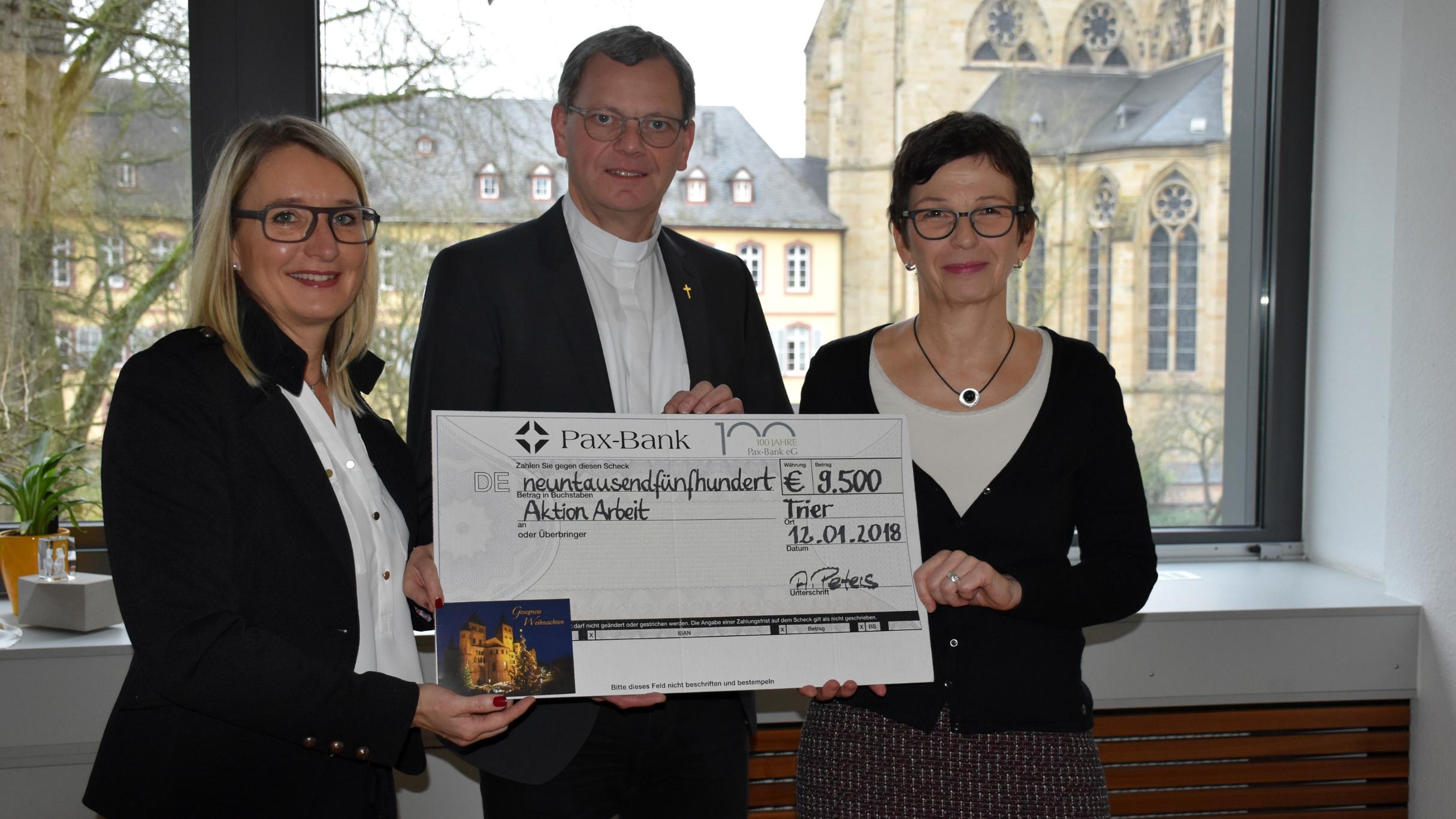 Annette Peters, Geschäftsführerin des Paulinus Verlags, Generalvikar Dr. Ulrich Graf von Plettenberg und Andrea Steyven, Geschäftsführerin der Aktion Arbeit