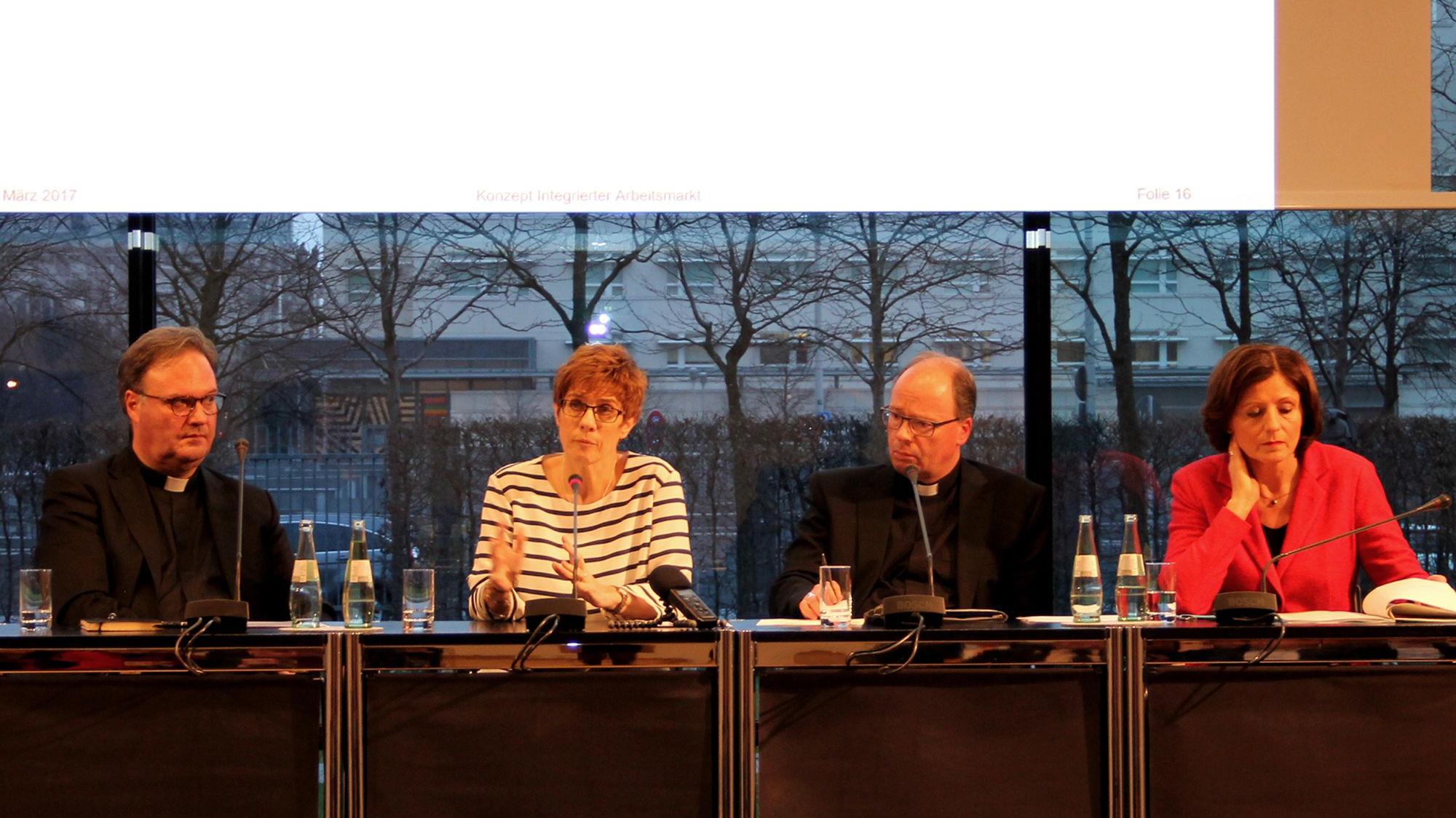 Dr. Hans-Günther Ullrich, Bischöflicher Beauftragter der Aktion Arbeit, Ministerpräsidentin Annegret Kramp-Karrenbauer, Bischof Dr. Stephan Ackermann und Ministerpräsidentin Malu Dreyer (vlnr.)